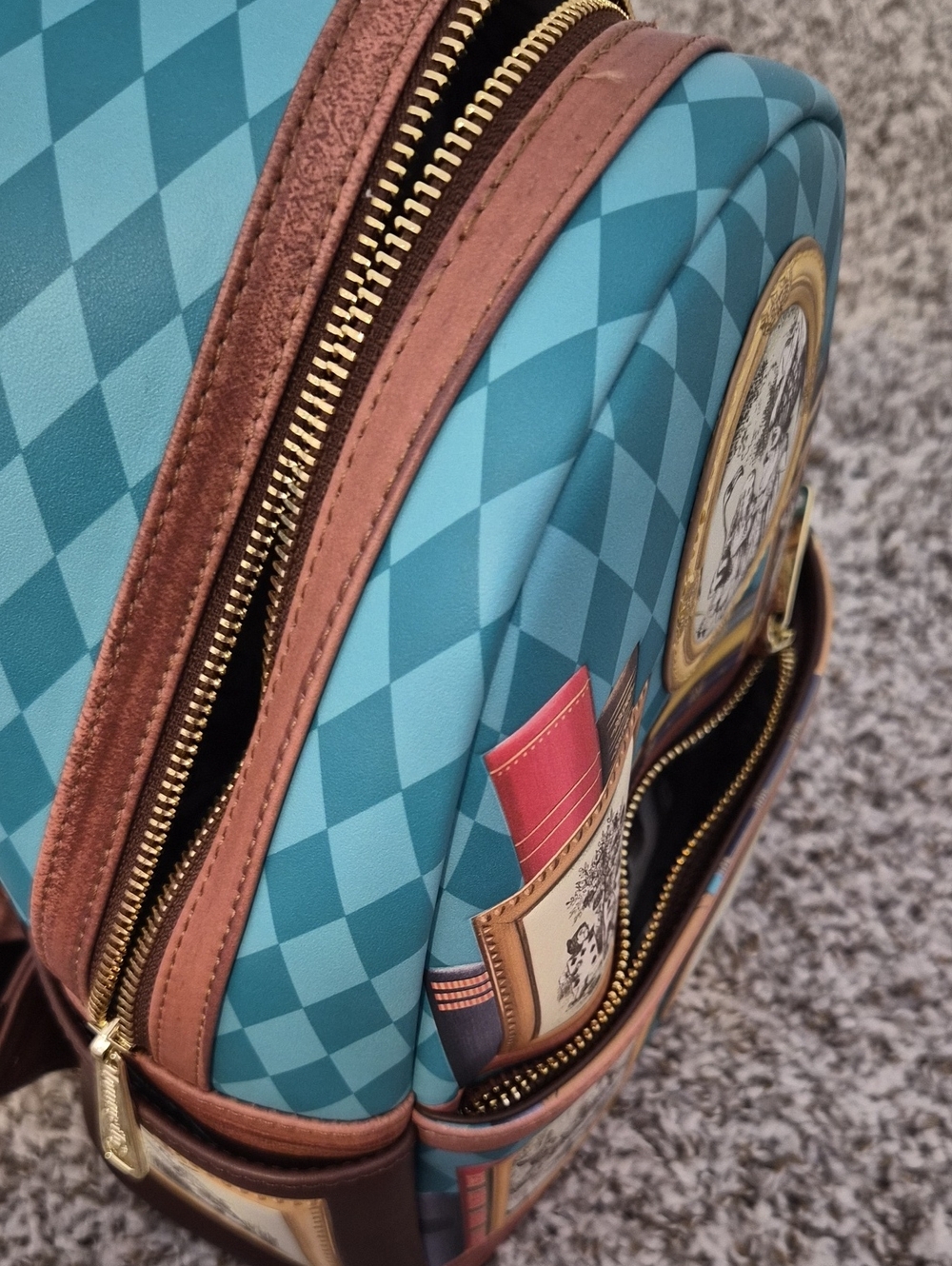 Disney Loungefly Alice in Wonderland - Picture 4 of 4